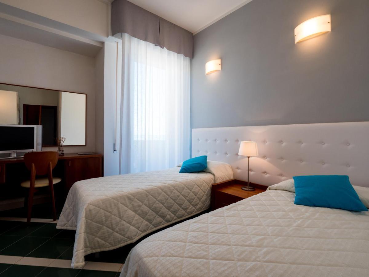 סניגליה Hotel Metropol מראה חיצוני תמונה