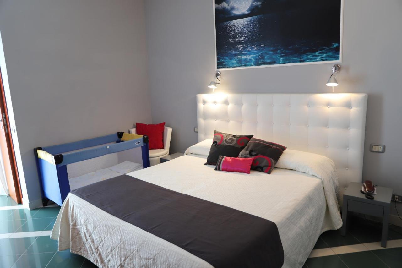 סניגליה Hotel Metropol מראה חיצוני תמונה