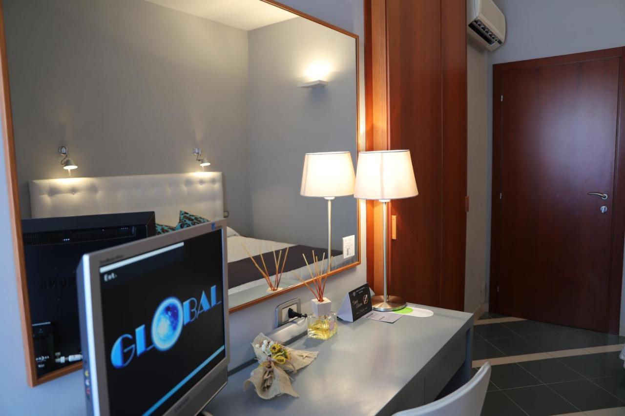 סניגליה Hotel Metropol מראה חיצוני תמונה